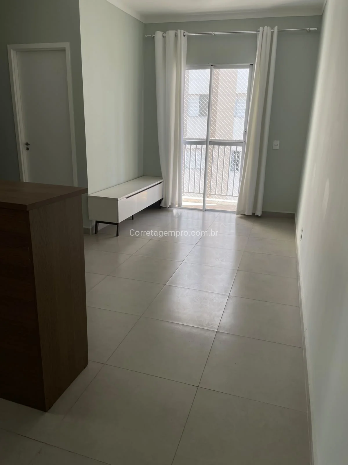 aluga apartamento com suite e sacada