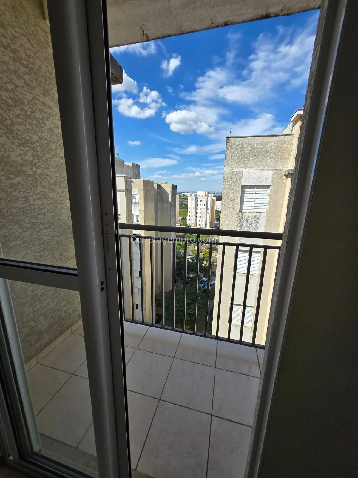 OPORTUNIDADE DE APARTAMENTO COM SUITE E VARANDA