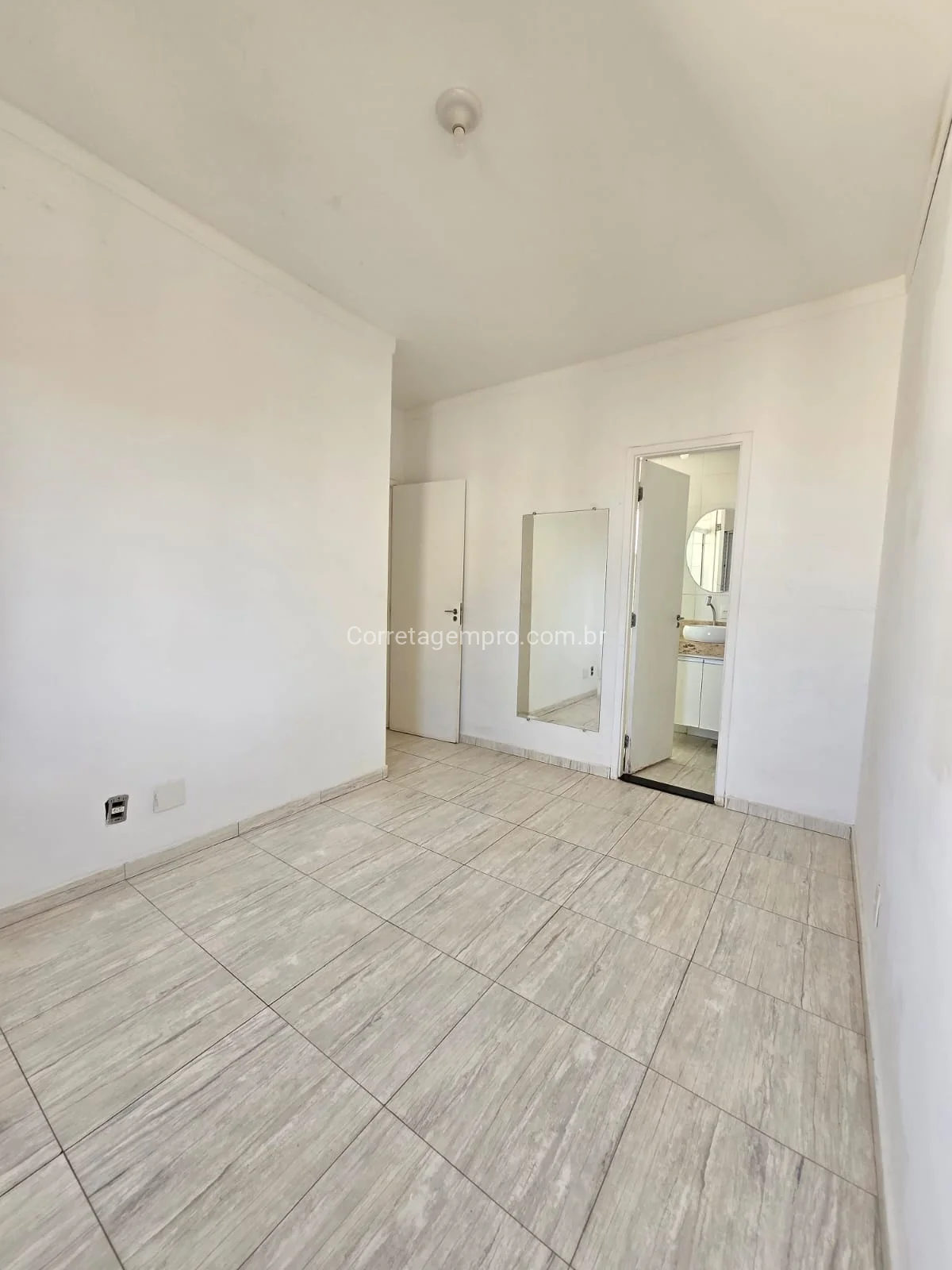 OPORTUNIDADE DE APARTAMENTO COM SUITE E VARANDA