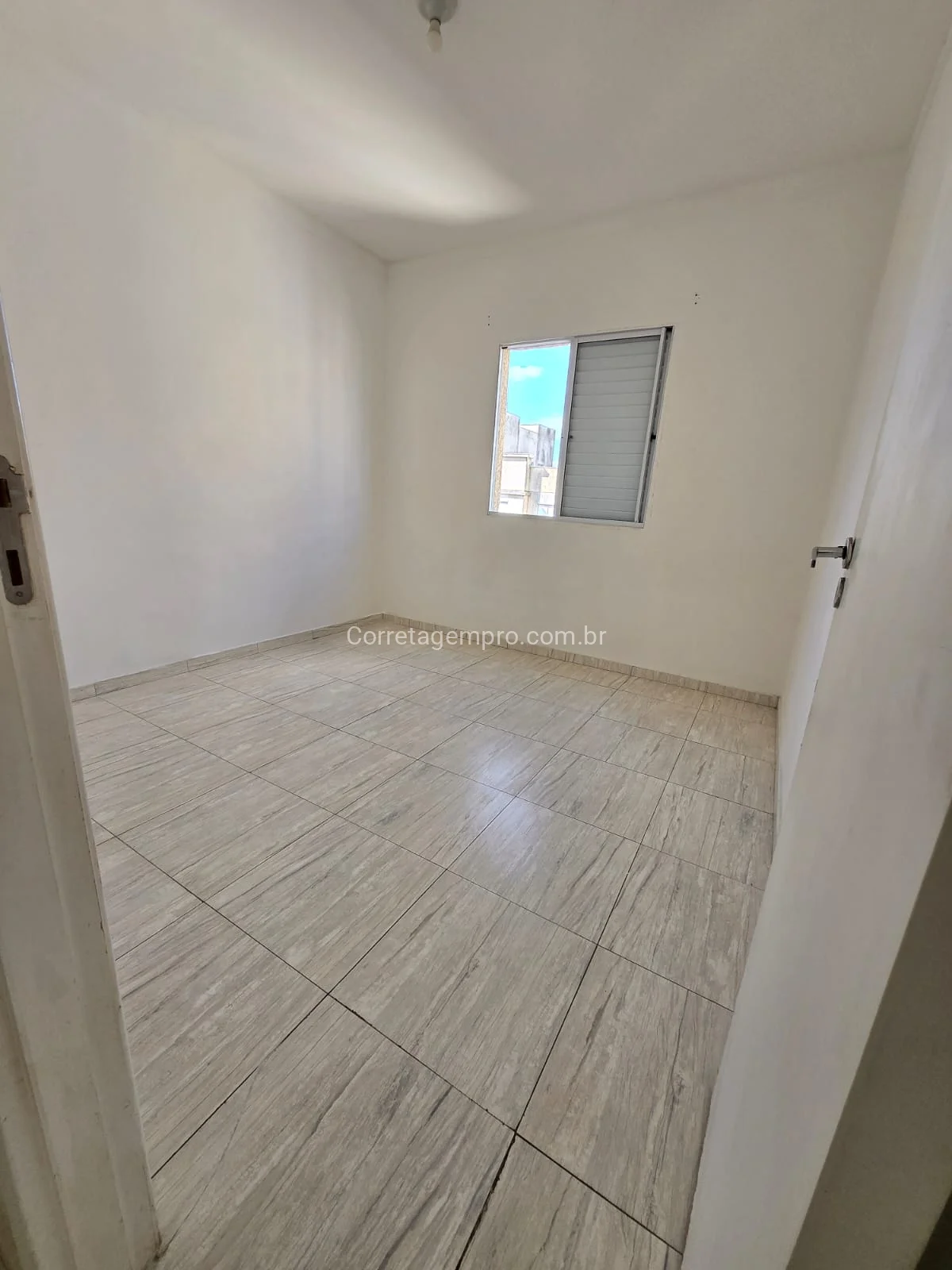 OPORTUNIDADE DE APARTAMENTO COM SUITE E VARANDA