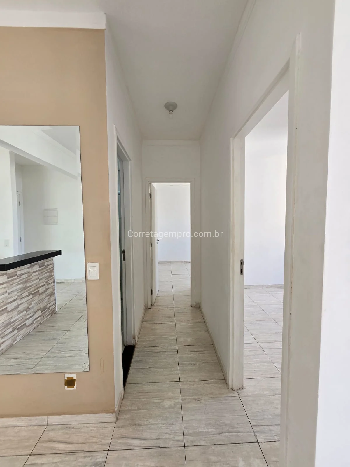 OPORTUNIDADE DE APARTAMENTO COM SUITE E VARANDA