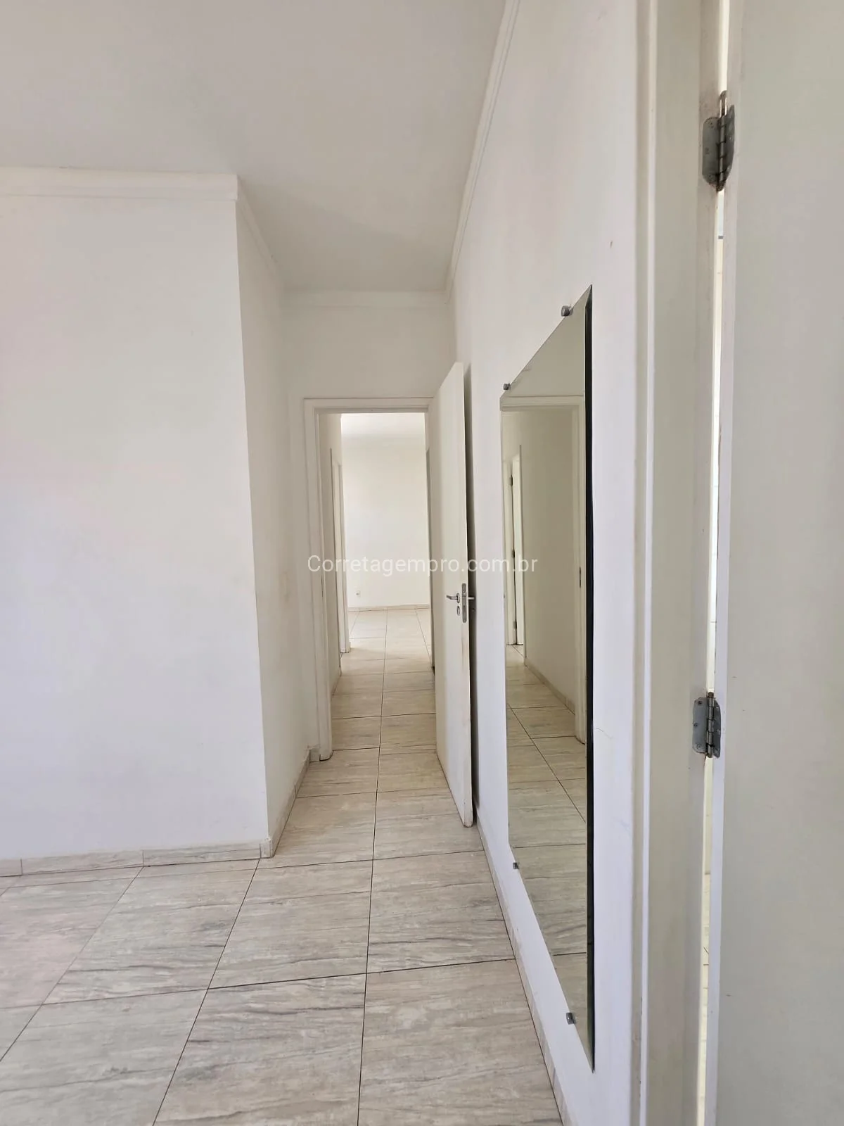 OPORTUNIDADE DE APARTAMENTO COM SUITE E VARANDA