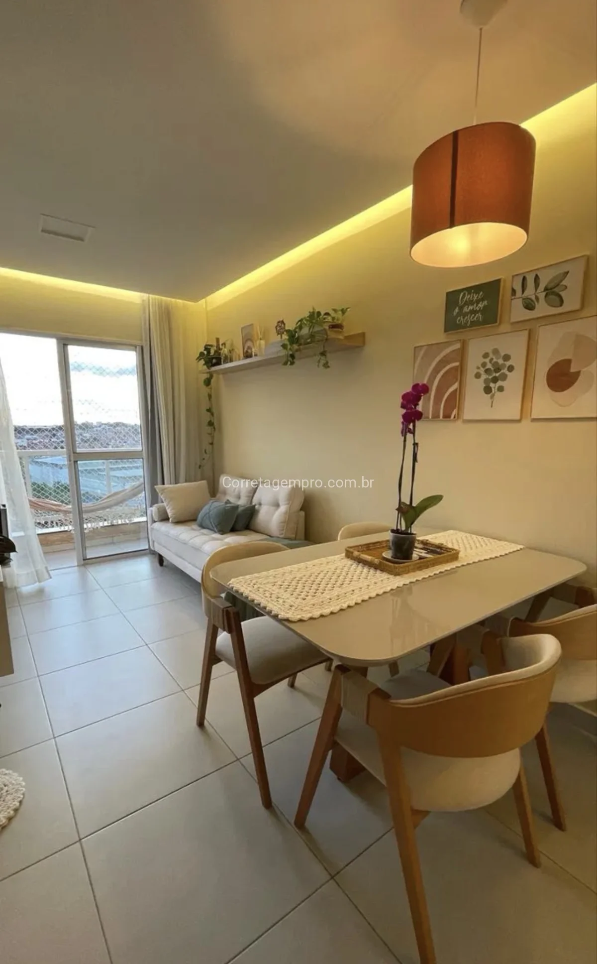 Lindo Apartamento com 56 m2 com varanda e vista livre