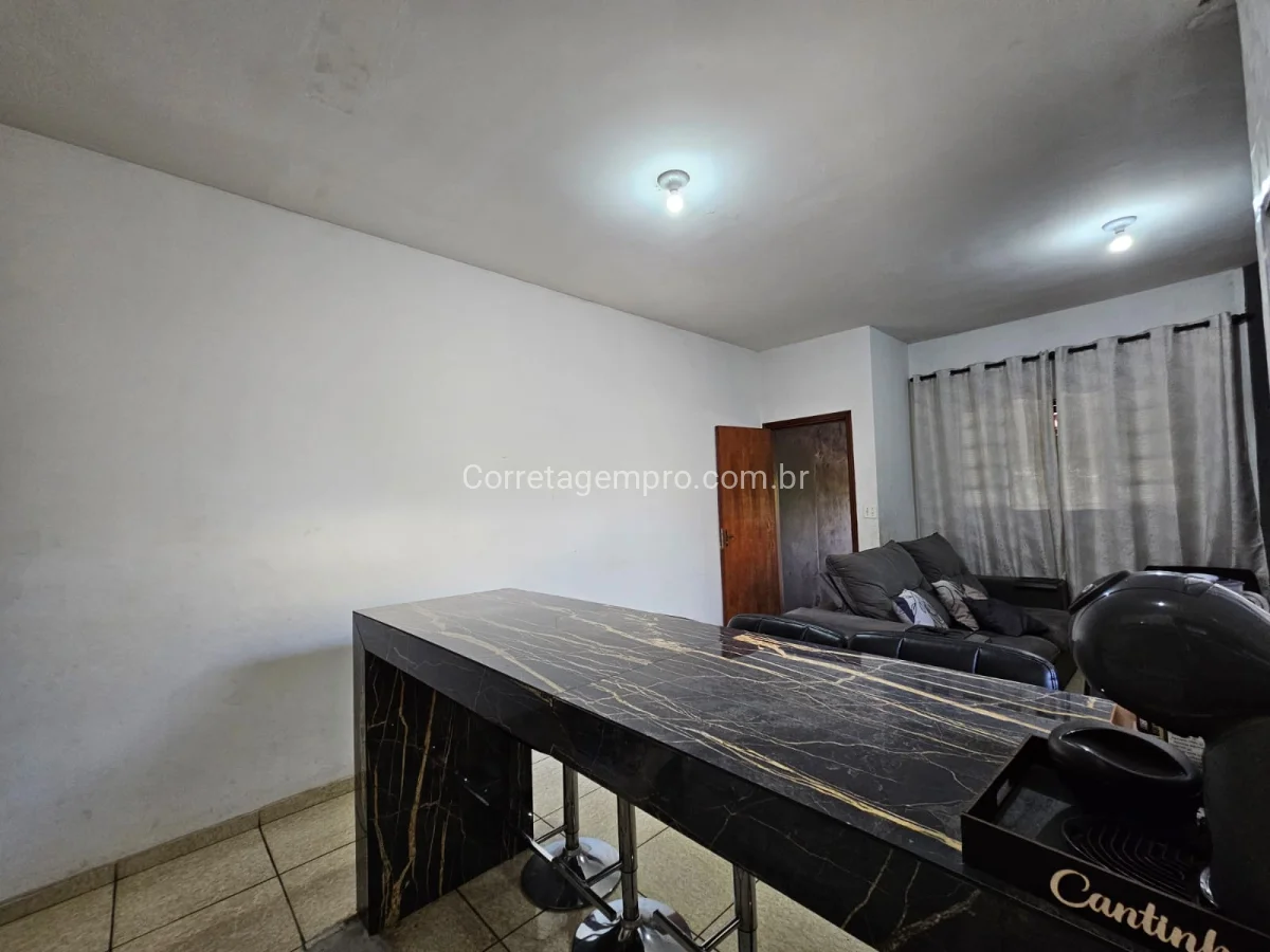 Casa de esquina bem localizada