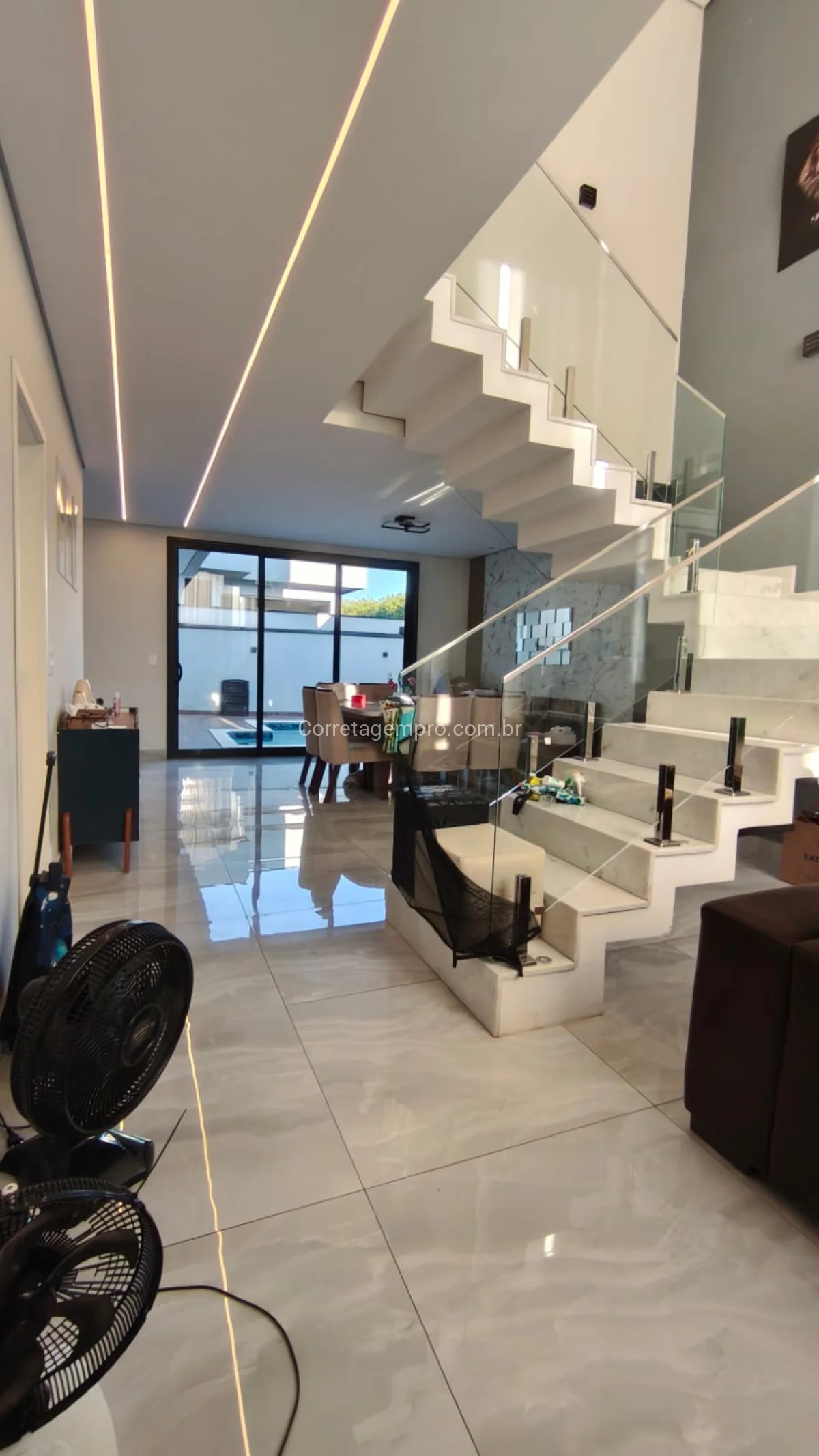 Sobrado com piscina no condomínio Jatobá