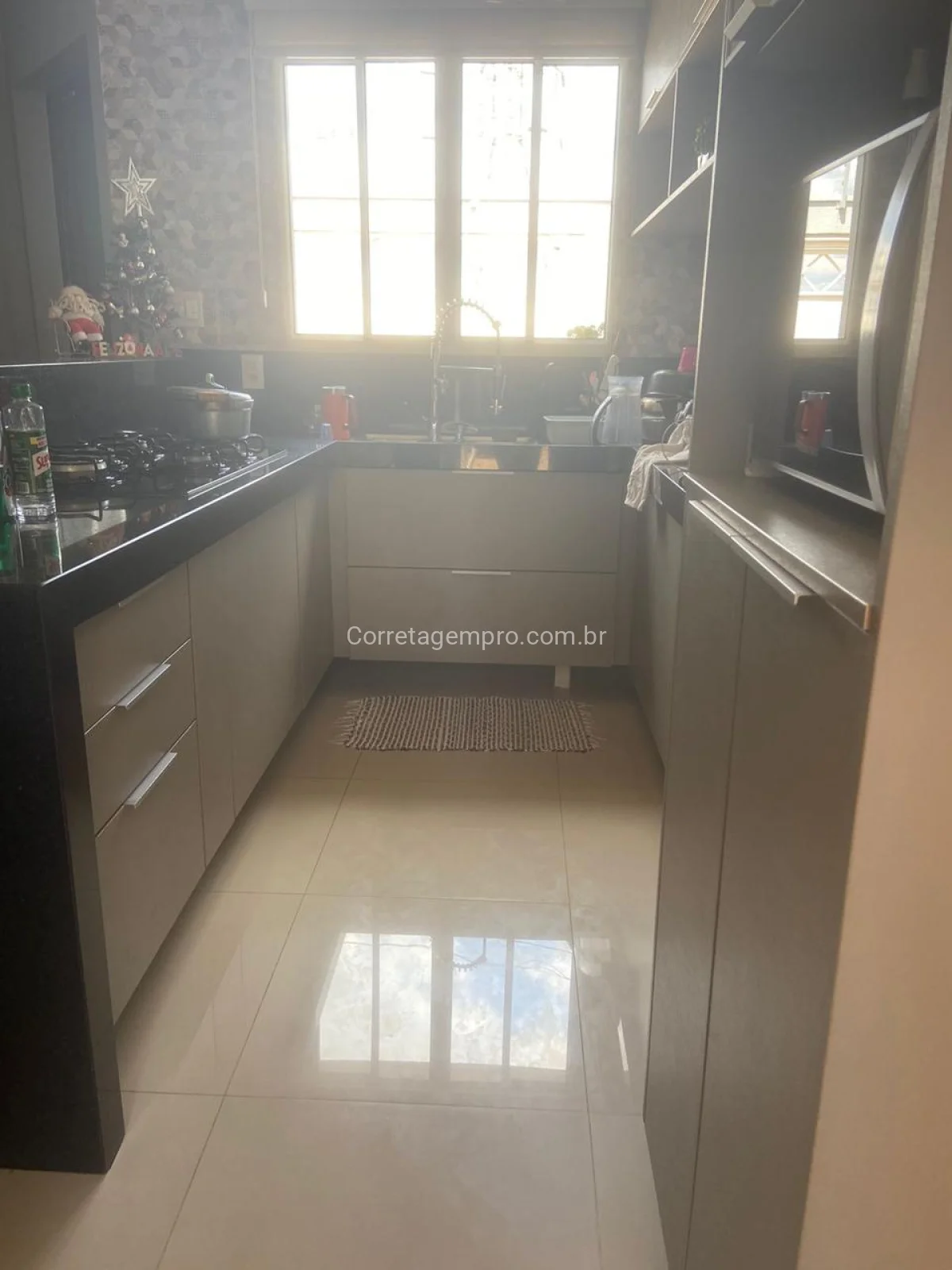 CASA AMPLA COM ACABAMENTO DE PRIMEIRA LINHA