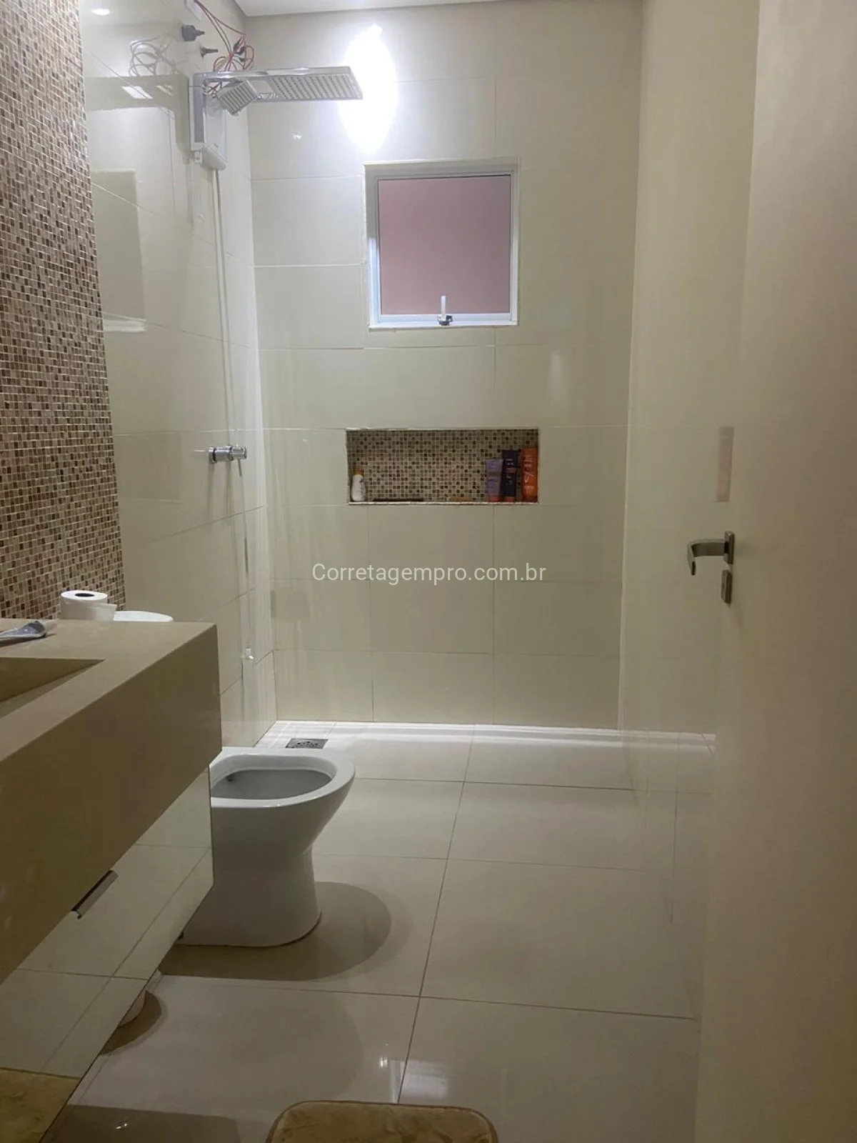 CASA AMPLA COM ACABAMENTO DE PRIMEIRA LINHA