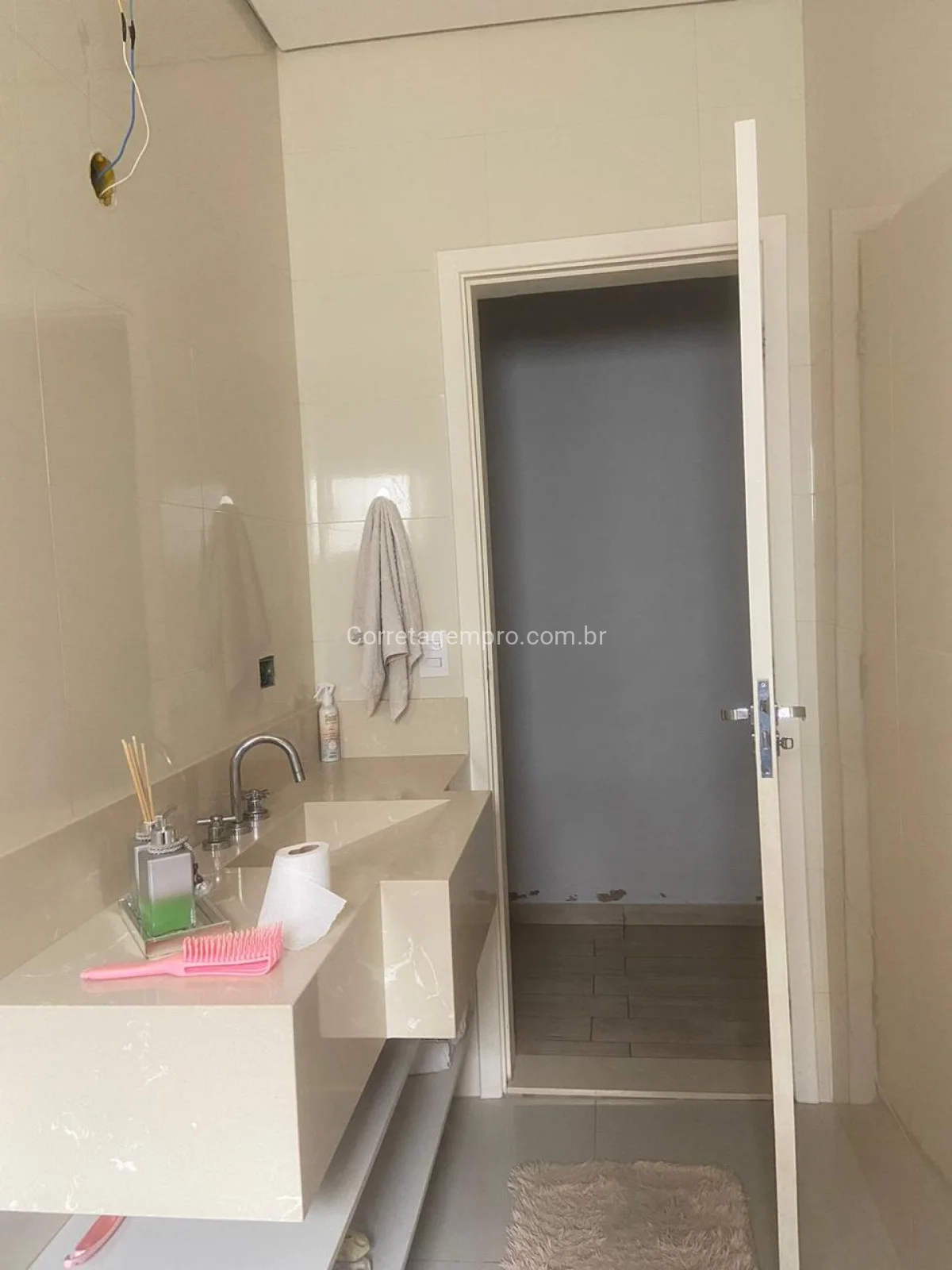 CASA AMPLA COM ACABAMENTO DE PRIMEIRA LINHA