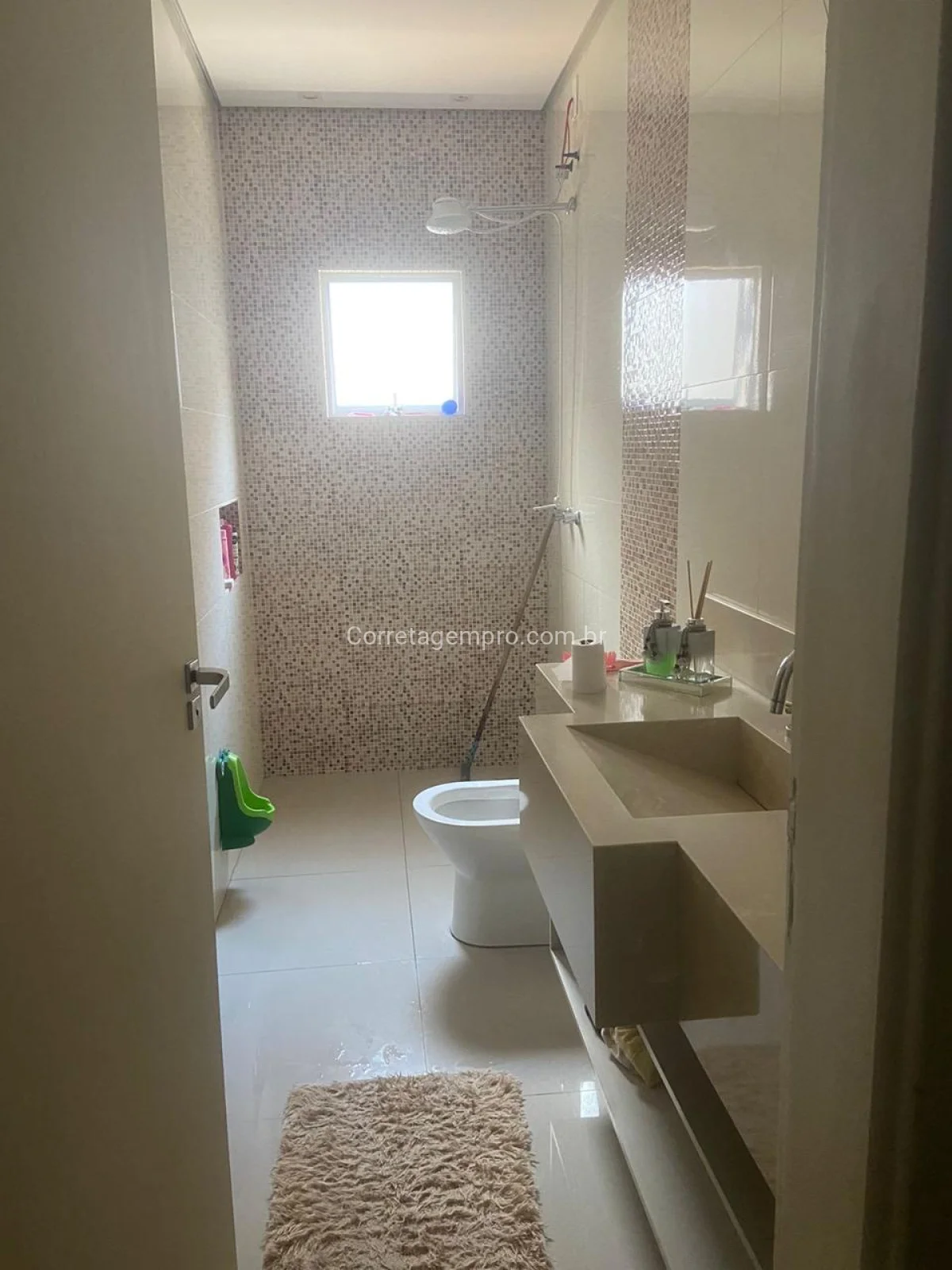CASA AMPLA COM ACABAMENTO DE PRIMEIRA LINHA