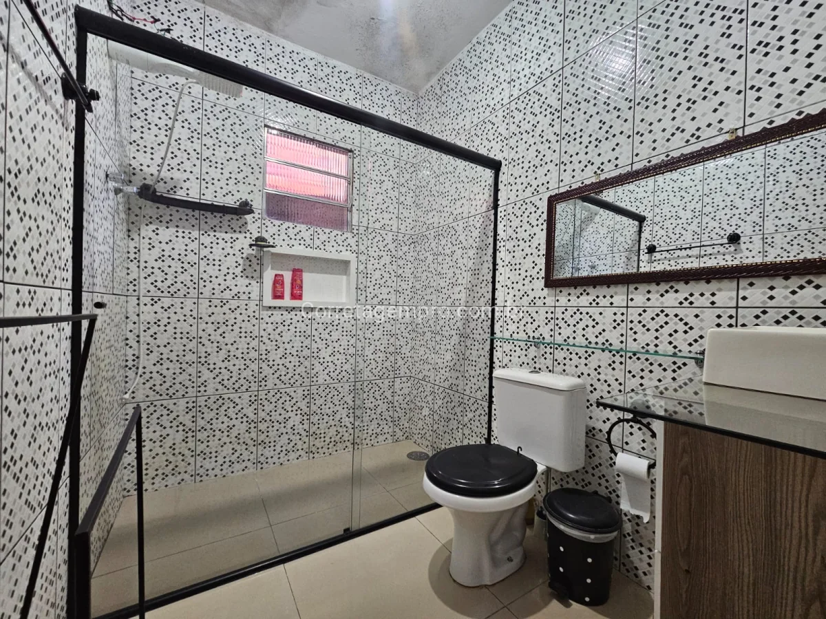 Casa ampla meio terreno