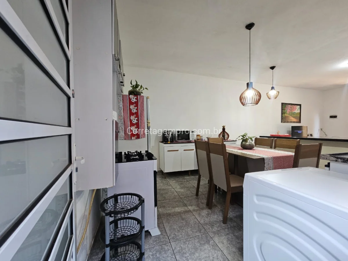 Casa ampla meio terreno