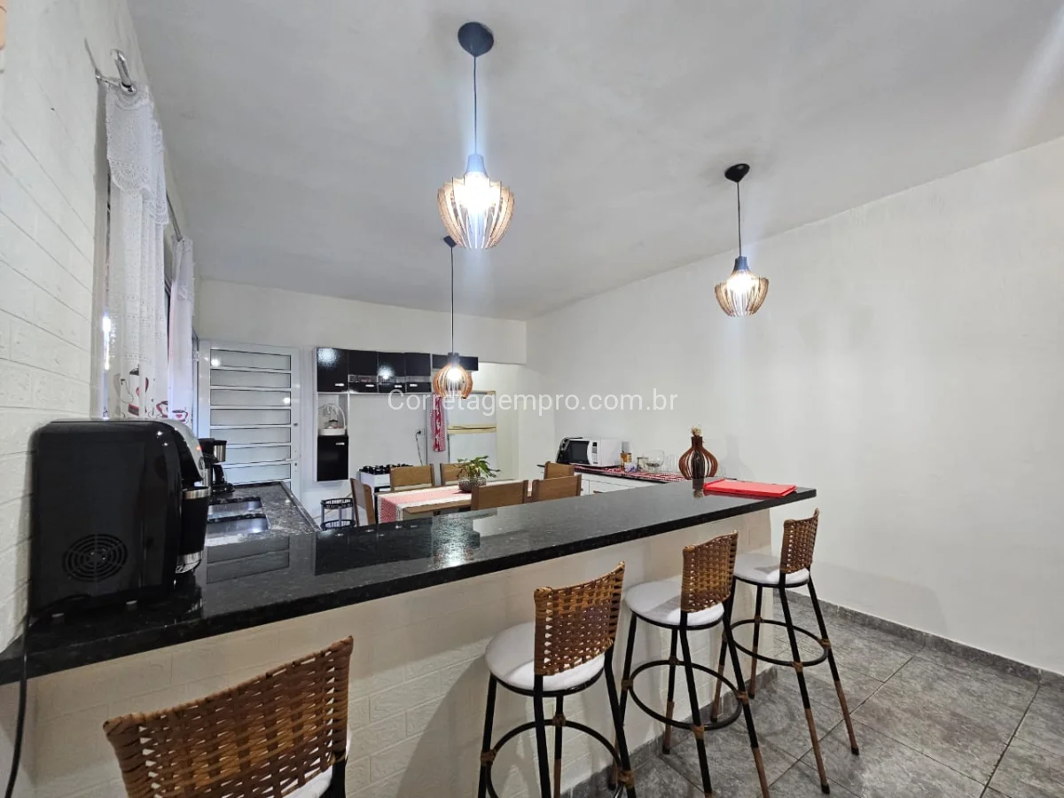 Casa ampla meio terreno