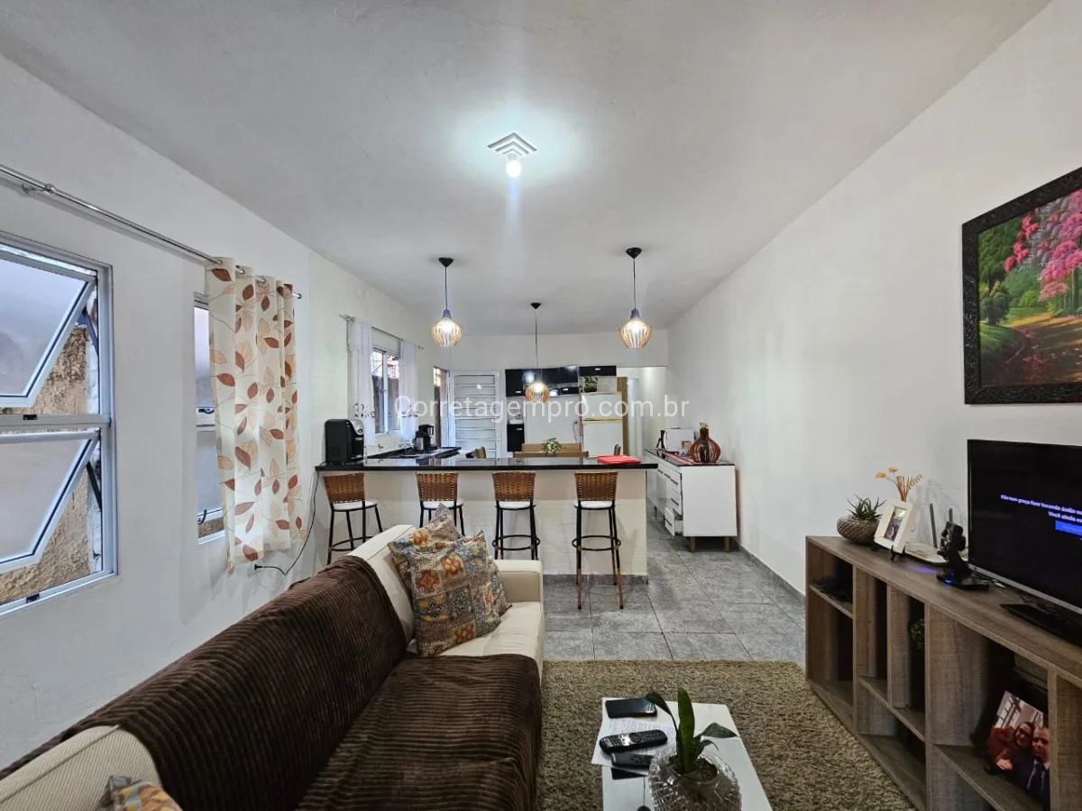Casa ampla meio terreno