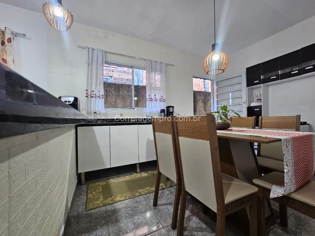 Casa ampla meio terreno