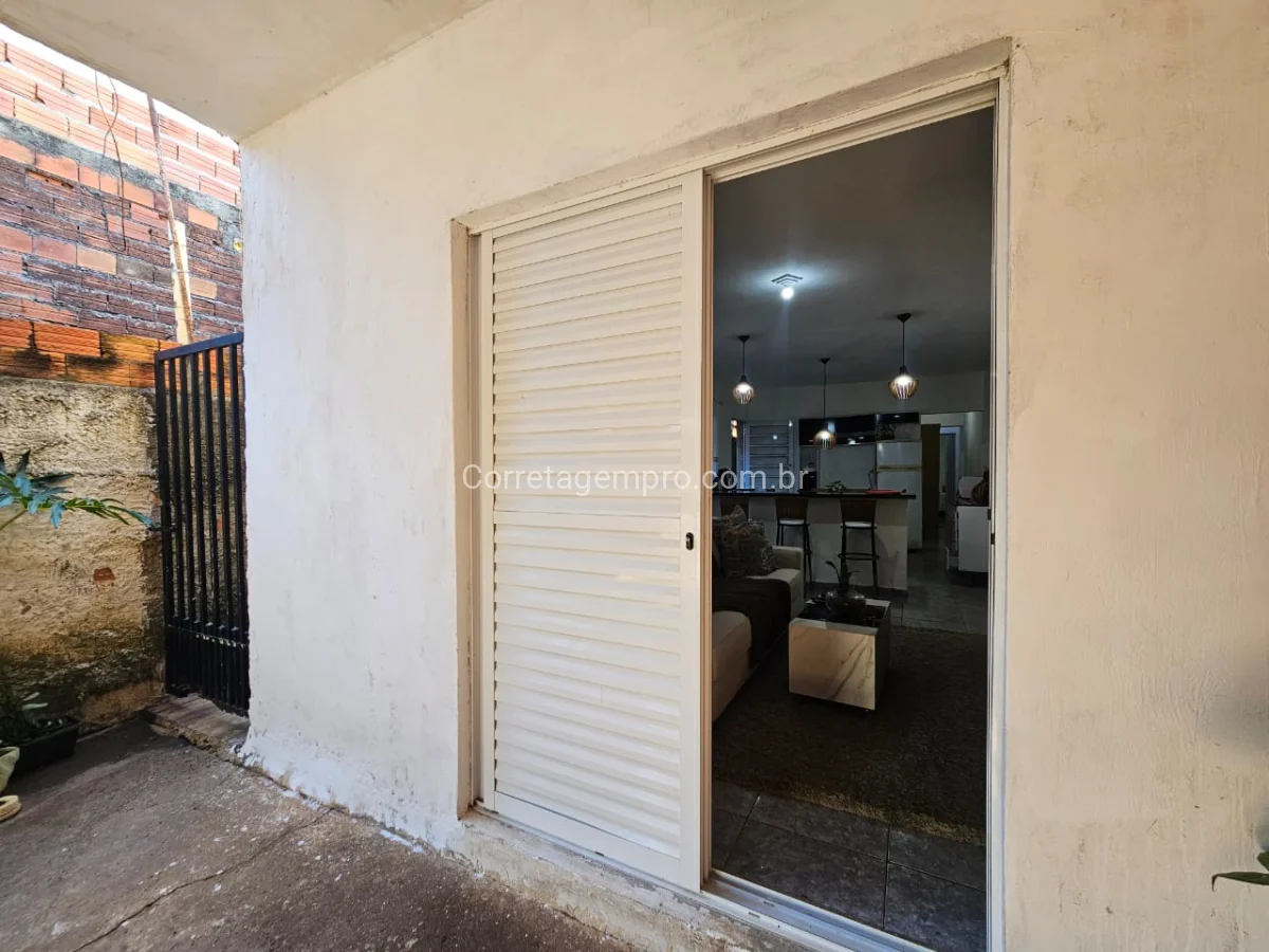 Casa ampla meio terreno