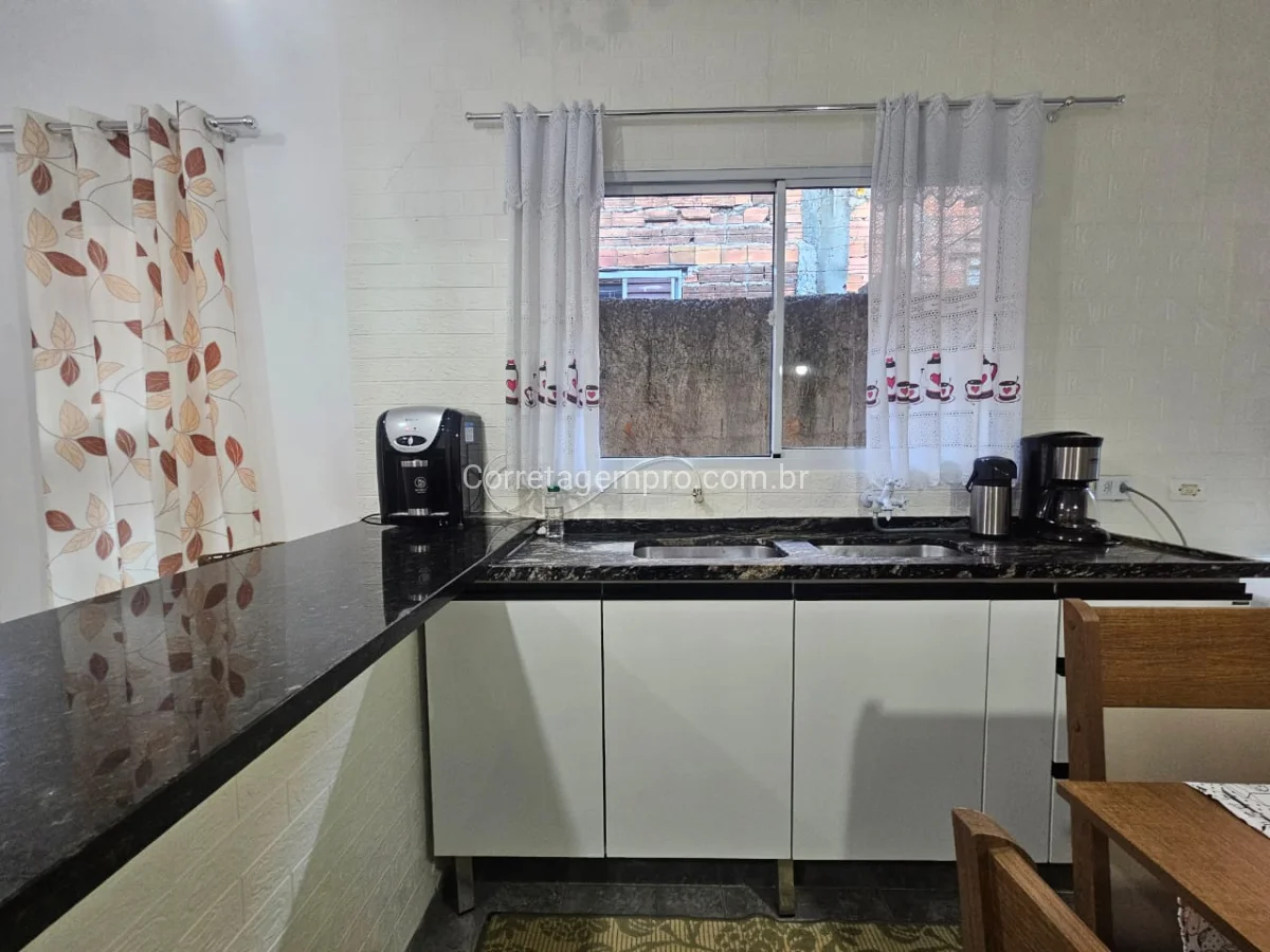 Casa ampla meio terreno