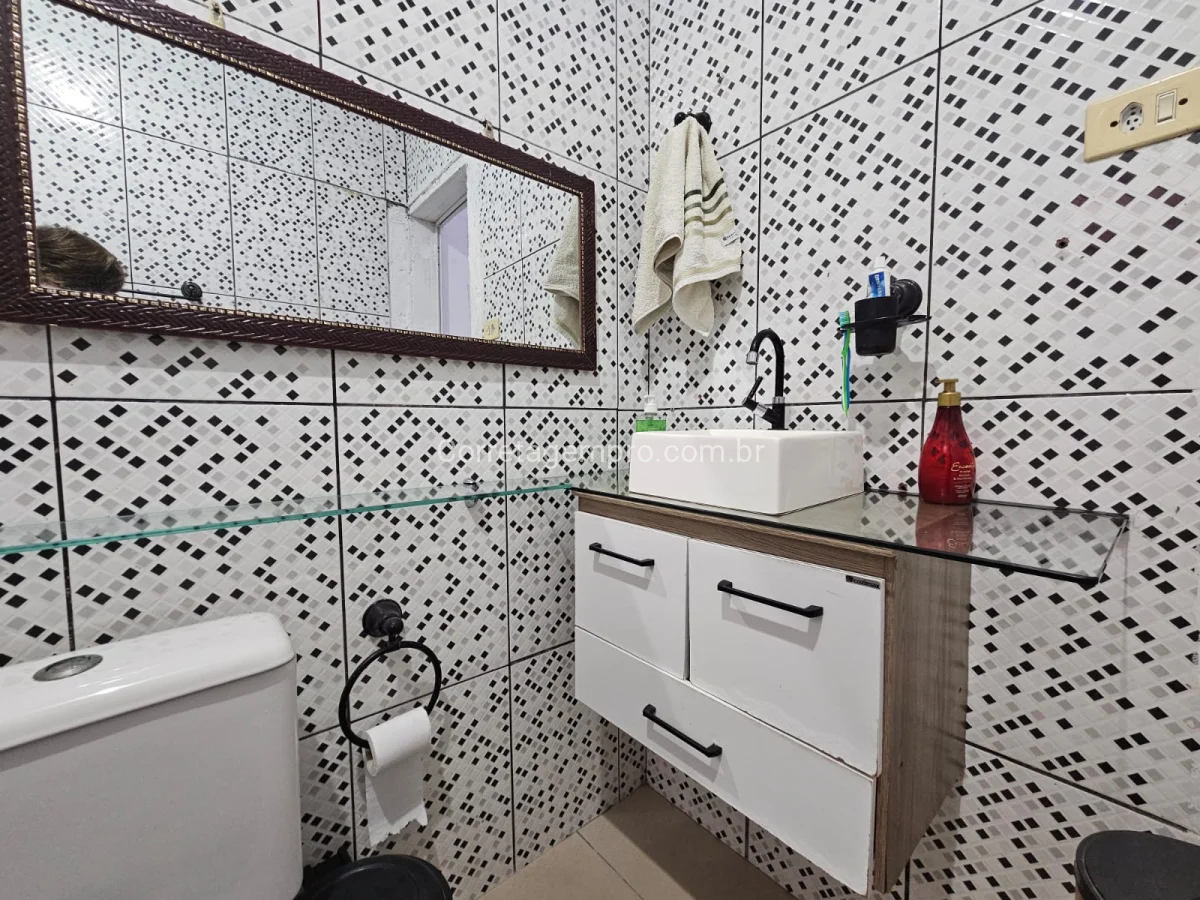 Casa ampla meio terreno