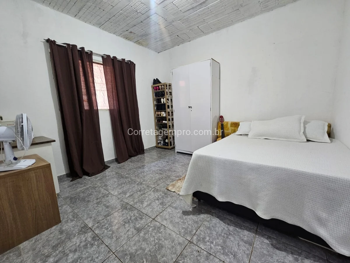 Casa ampla meio terreno