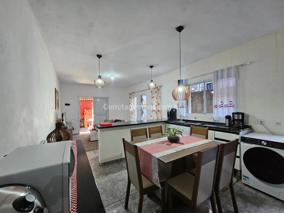 Casa ampla meio terreno
