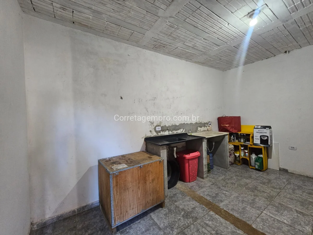 Casa ampla meio terreno