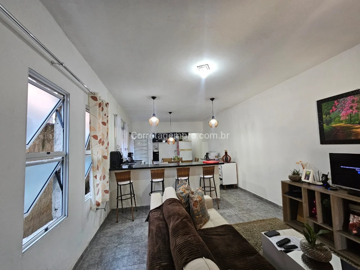 Casa ampla meio terreno