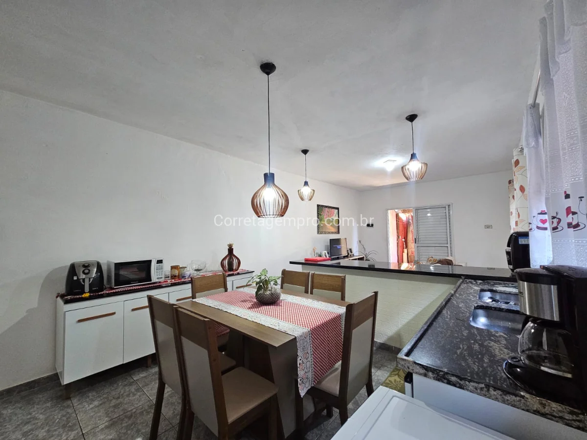Casa ampla meio terreno