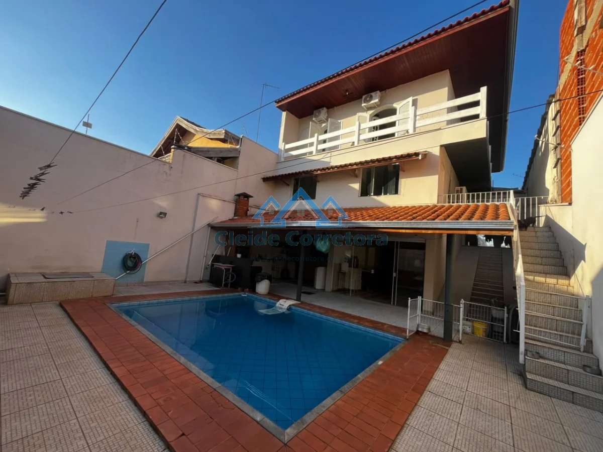 Sobrado amplo com piscina na Vila Menuzzo