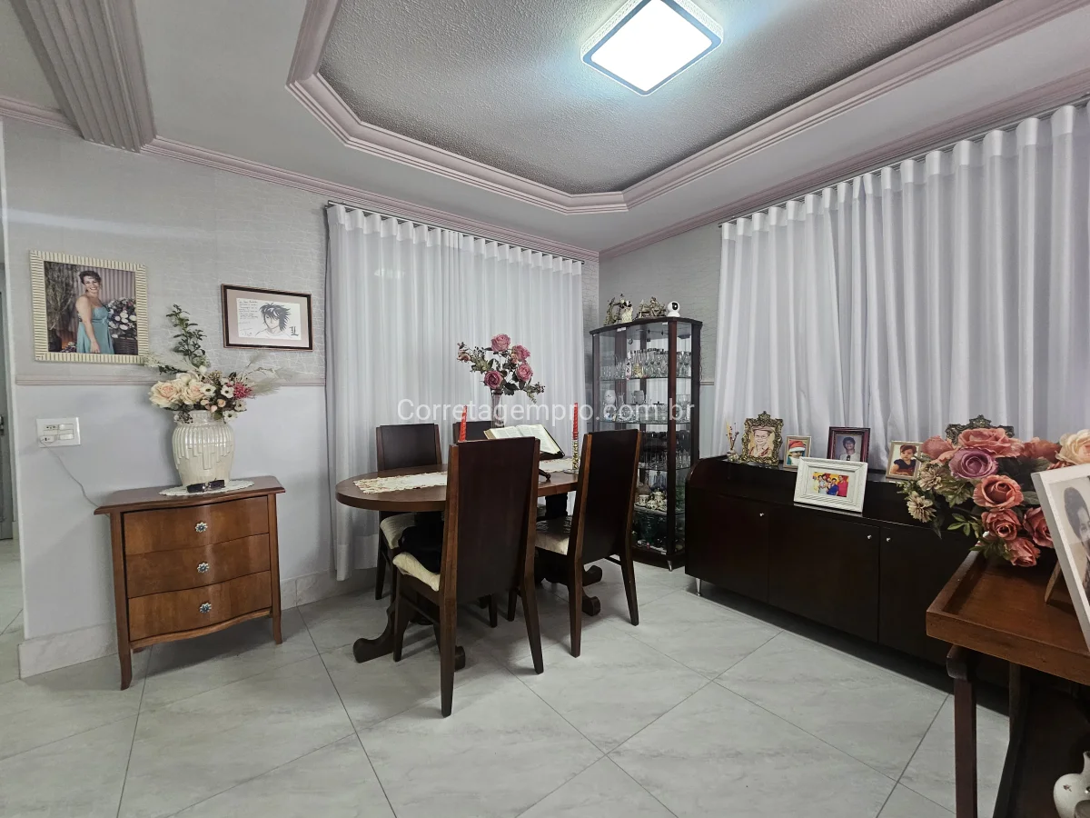 Casa com lago e piscina