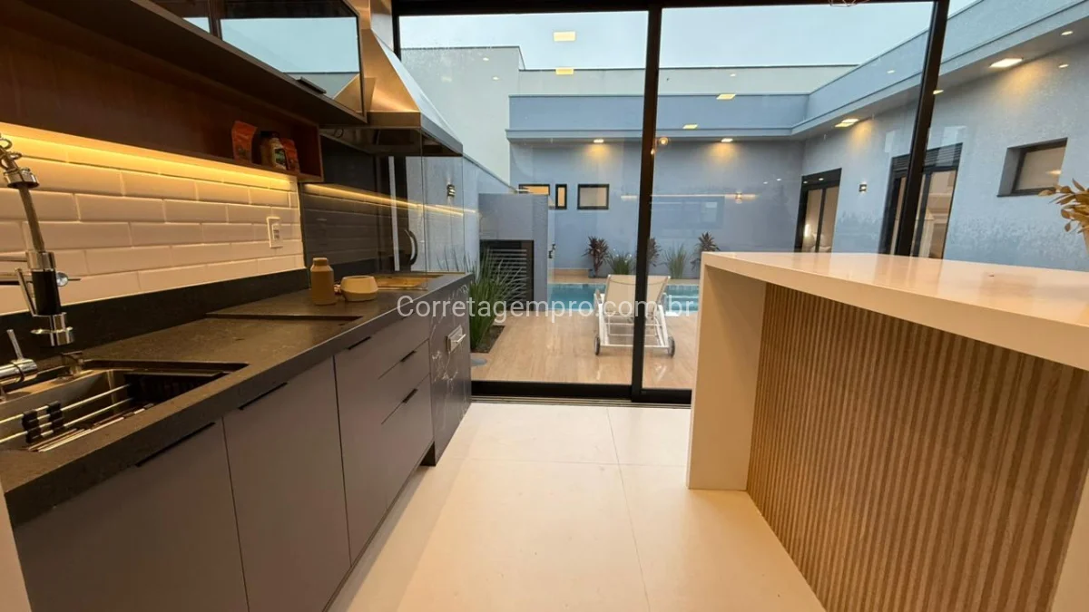 Casa térrea com 3 suítes em condomínio