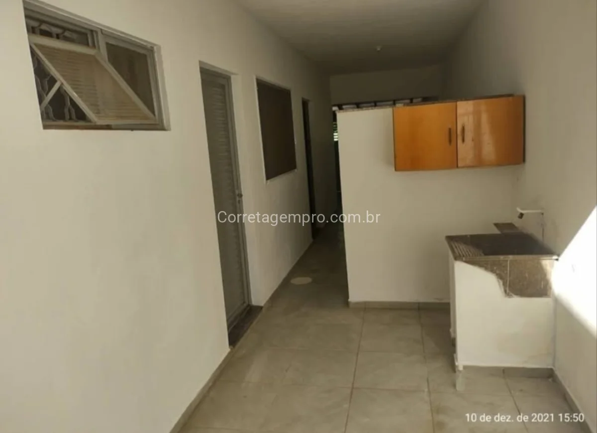 Casa bem Protegida na Frente com Edicula nos Fundos