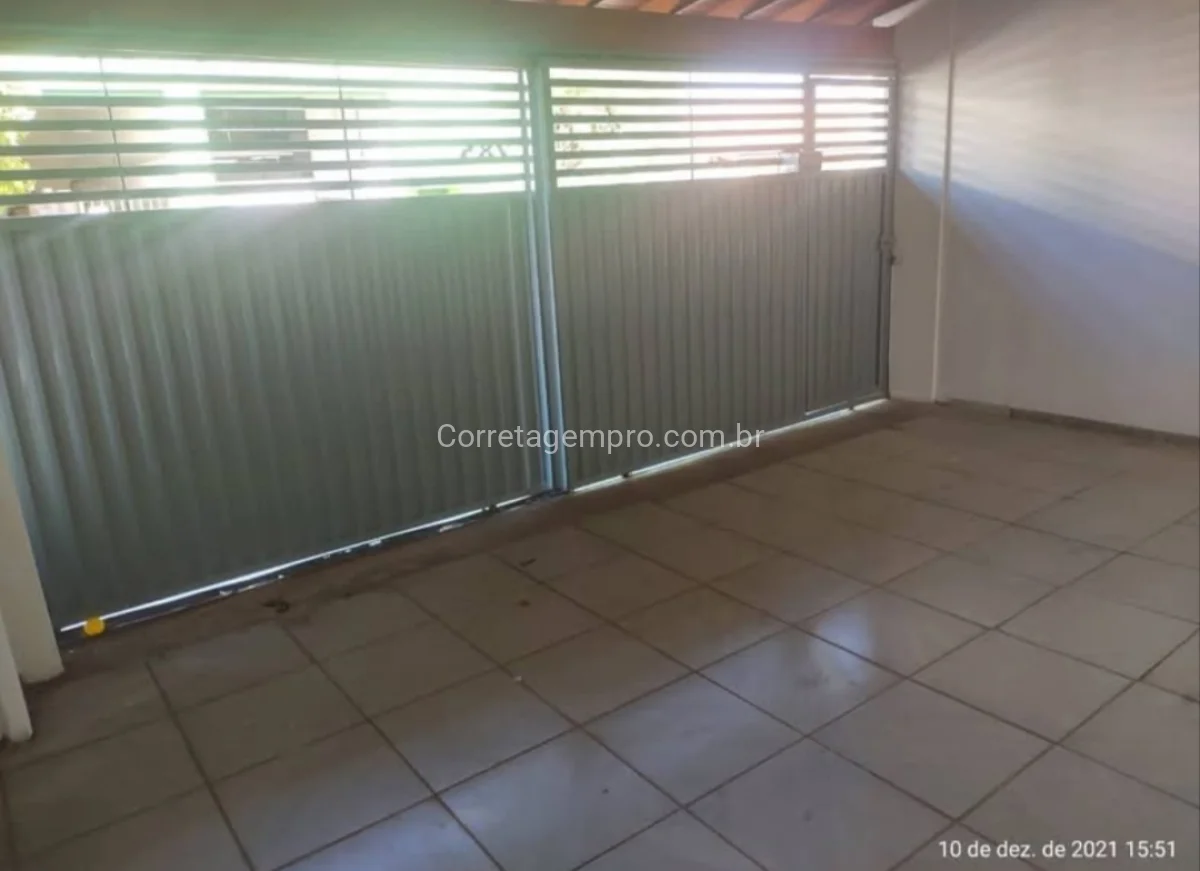 Casa bem Protegida na Frente com Edicula nos Fundos