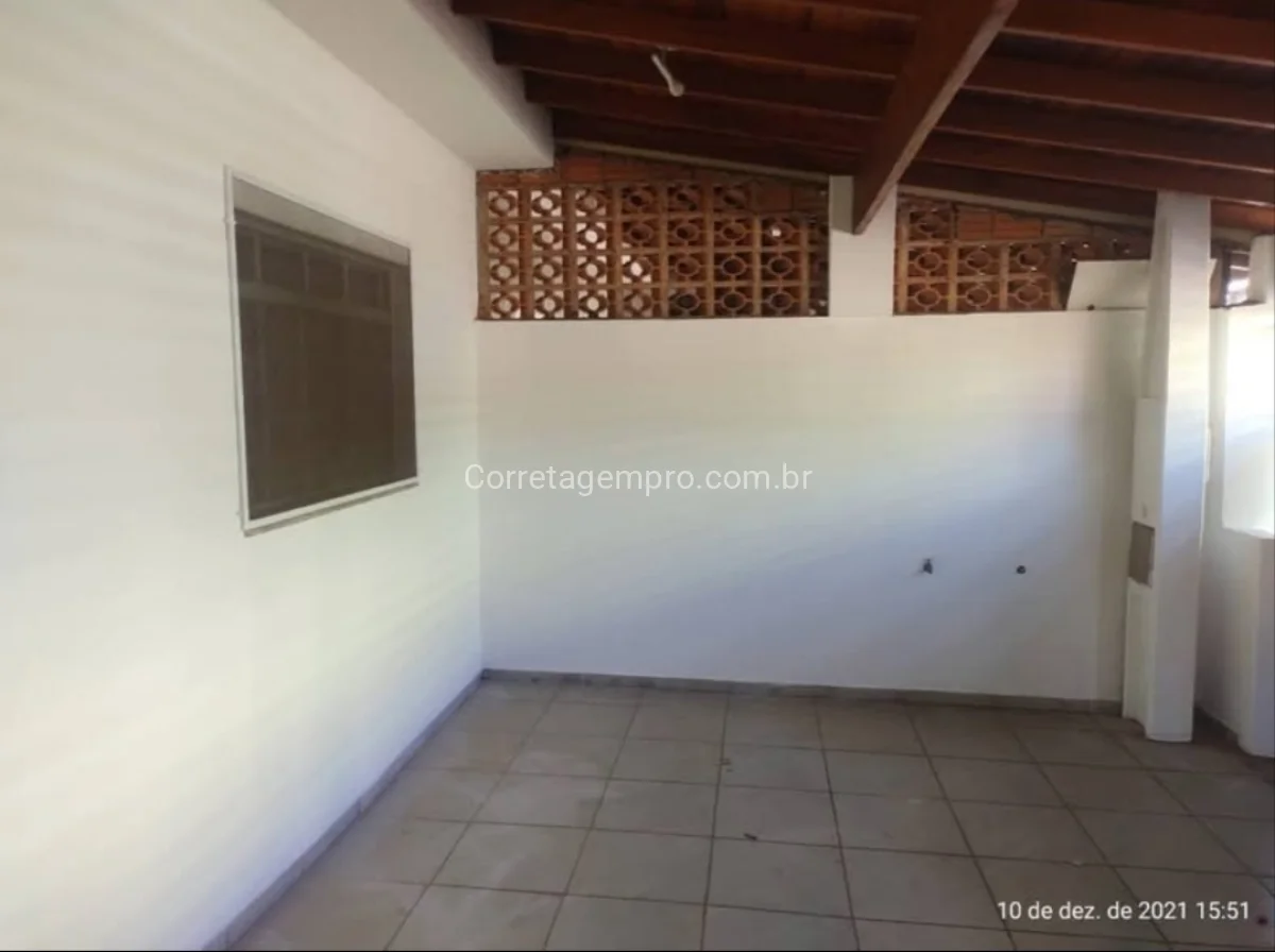 Casa bem Protegida na Frente com Edicula nos Fundos