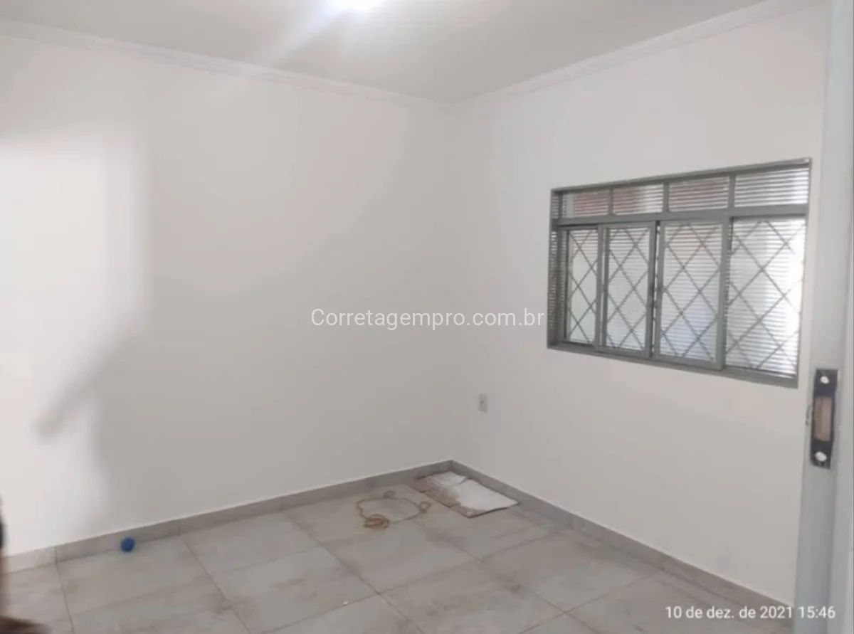 Casa bem Protegida na Frente com Edicula nos Fundos
