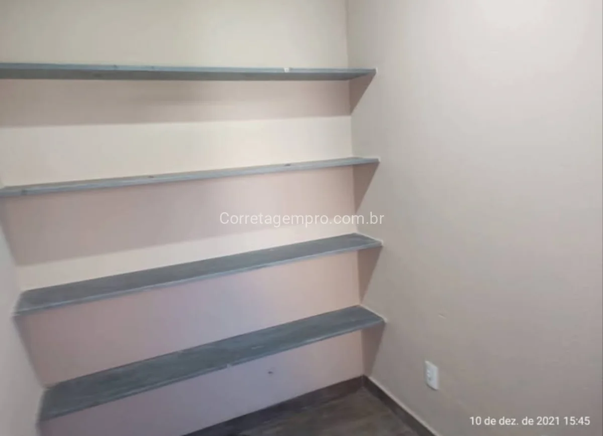 Casa bem Protegida na Frente com Edicula nos Fundos