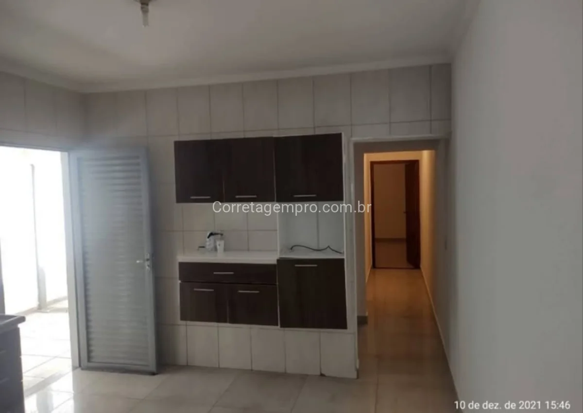 Casa bem Protegida na Frente com Edicula nos Fundos