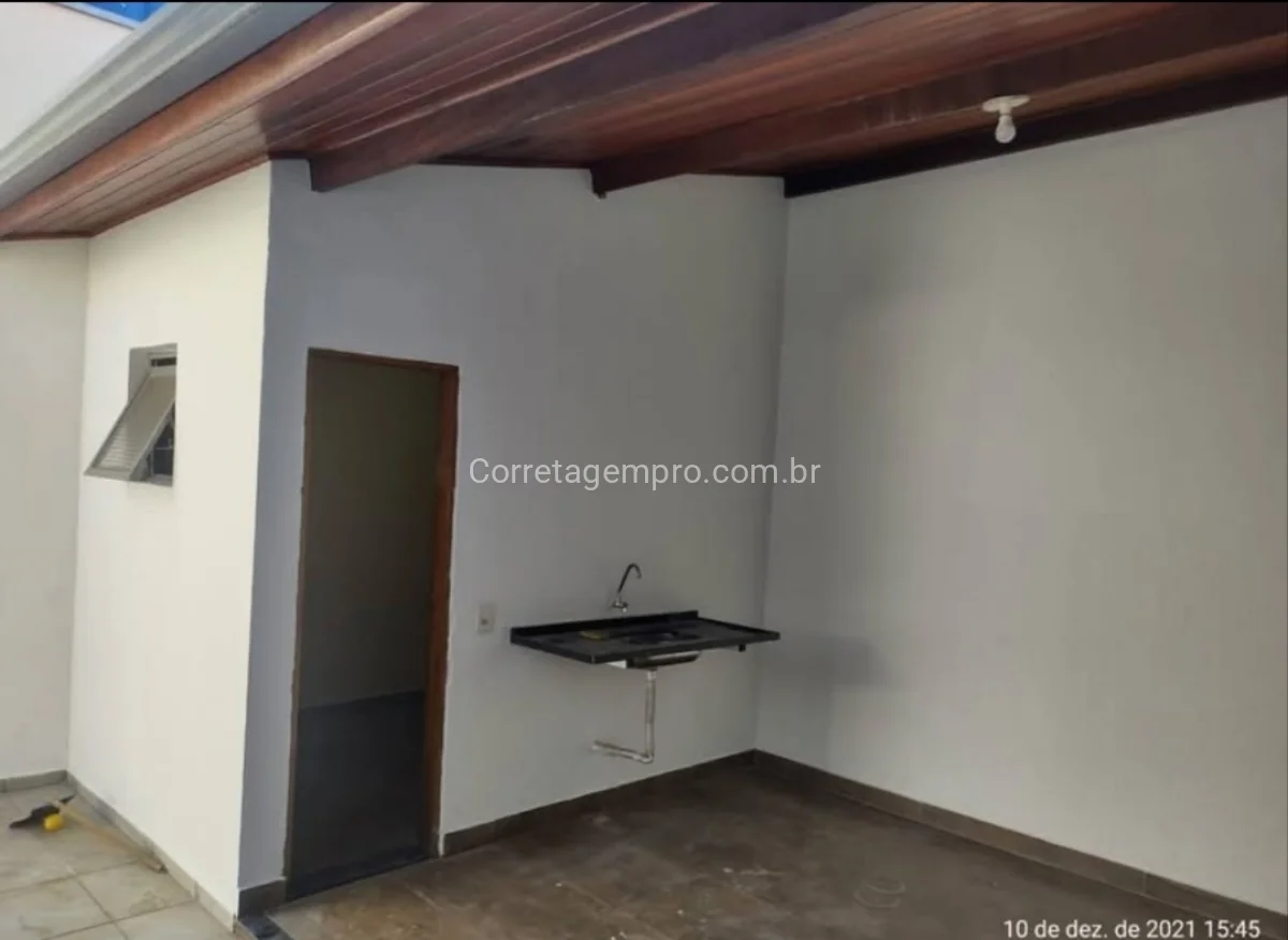 Casa bem Protegida na Frente com Edicula nos Fundos