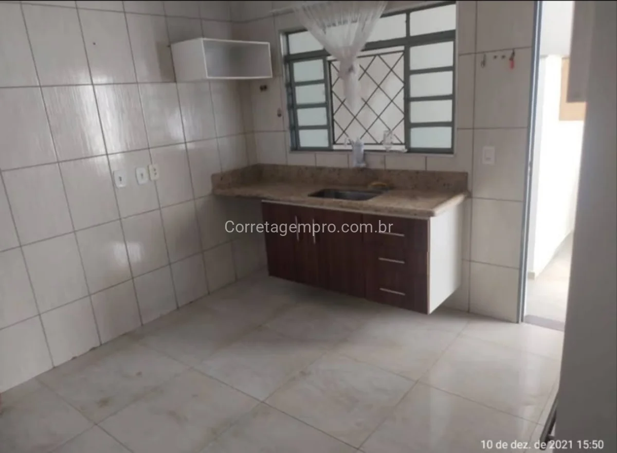 Casa bem Protegida na Frente com Edicula nos Fundos