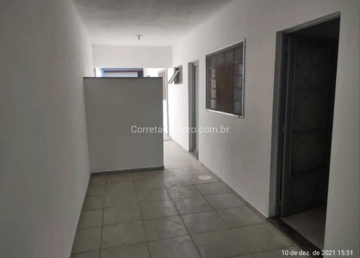 Casa bem Protegida na Frente com Edicula nos Fundos
