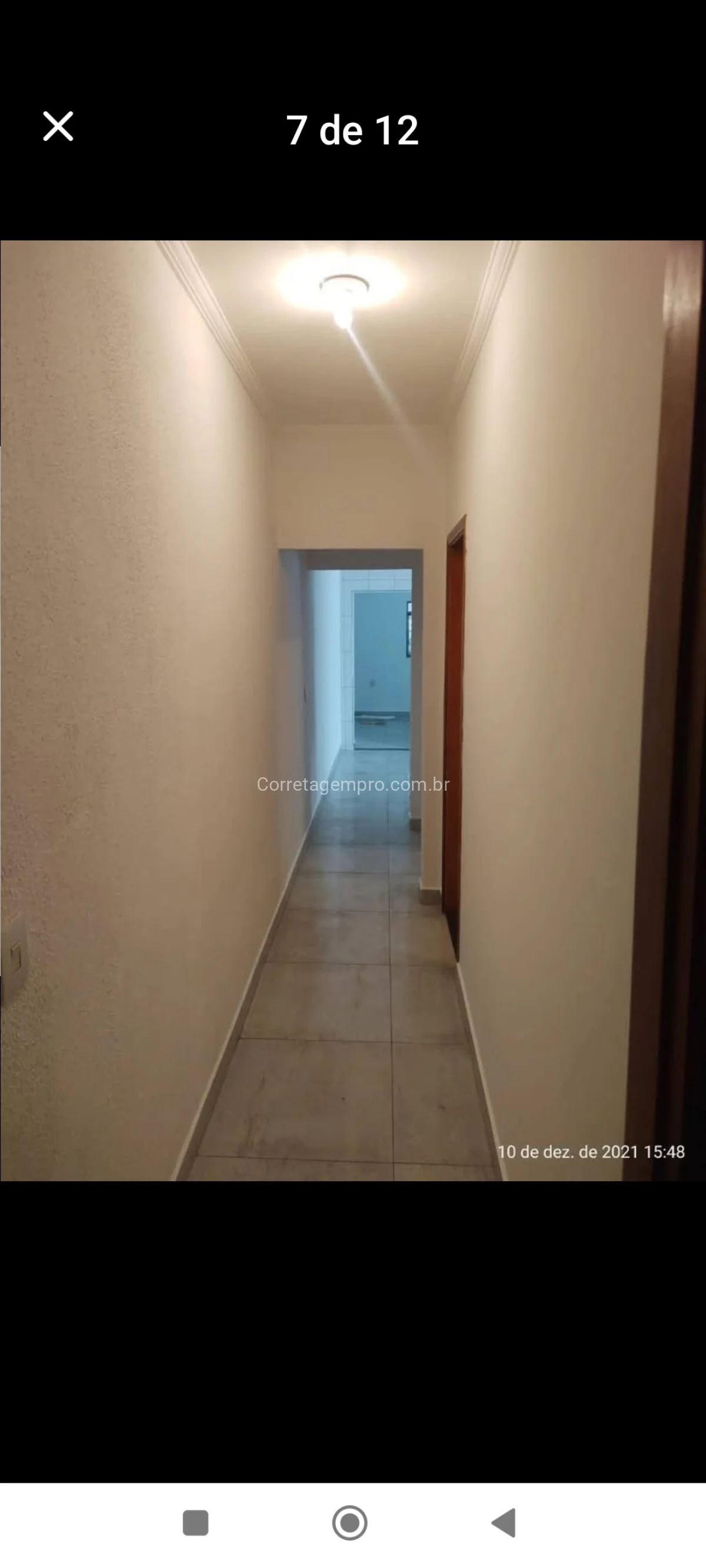 Casa bem Protegida na Frente com Edicula nos Fundos