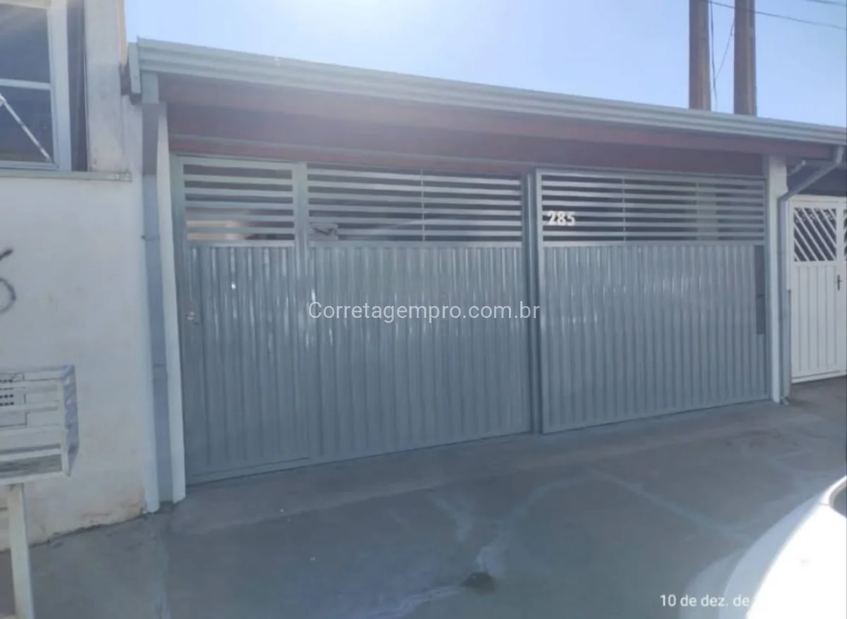 Casa bem Protegida na Frente com Edicula nos Fundos