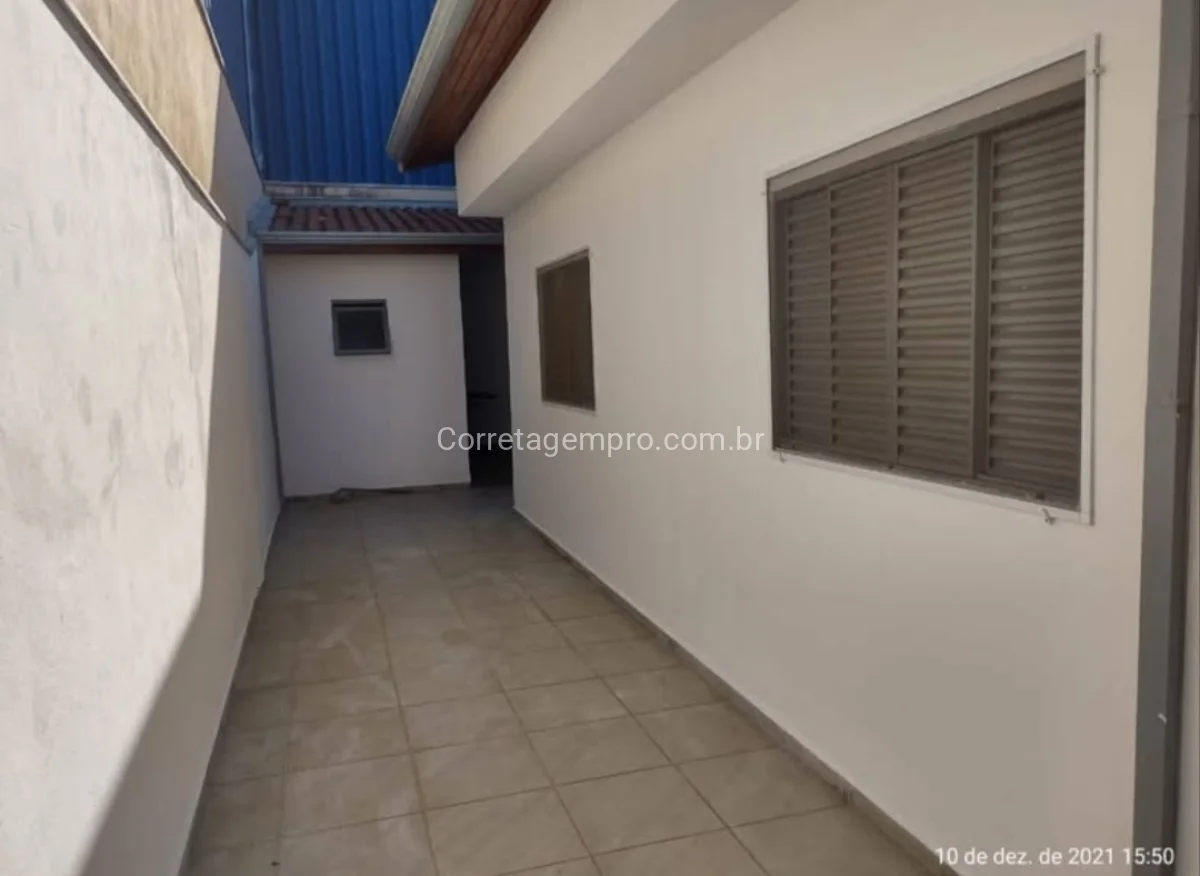 Casa bem Protegida na Frente com Edicula nos Fundos