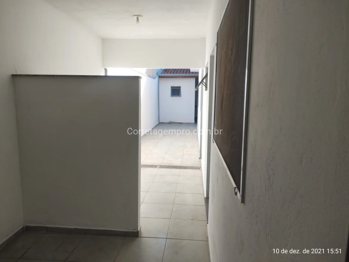 Casa bem Protegida na Frente com Edicula nos Fundos