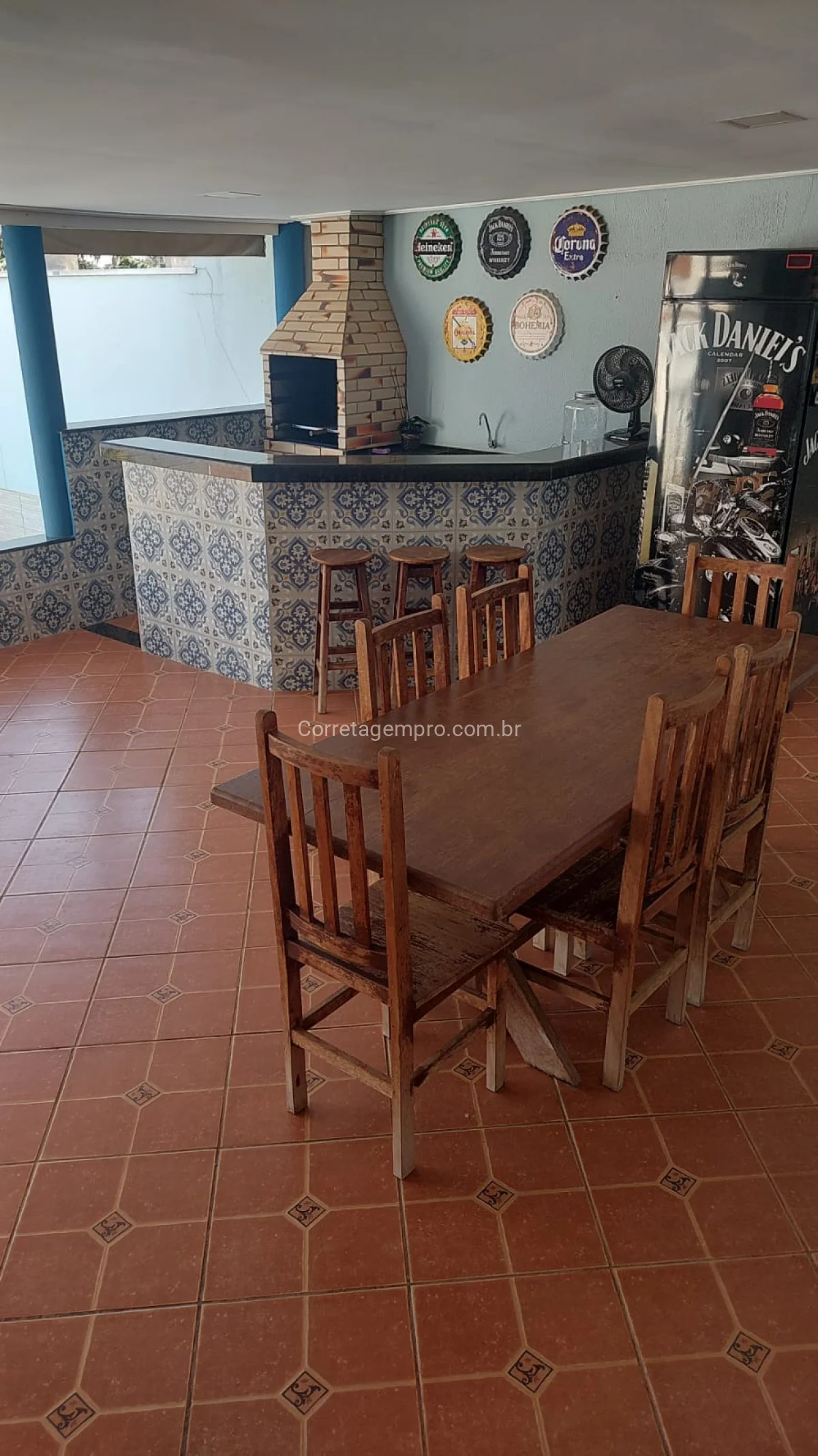 Casa com área gourmet e piscina.
