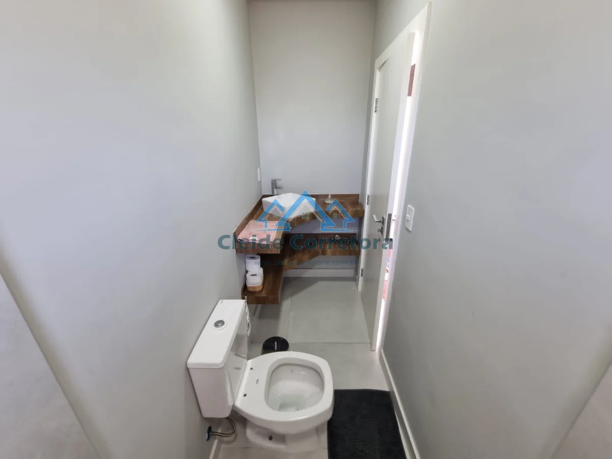 Sobrado com piscina no Jd Maria Helena