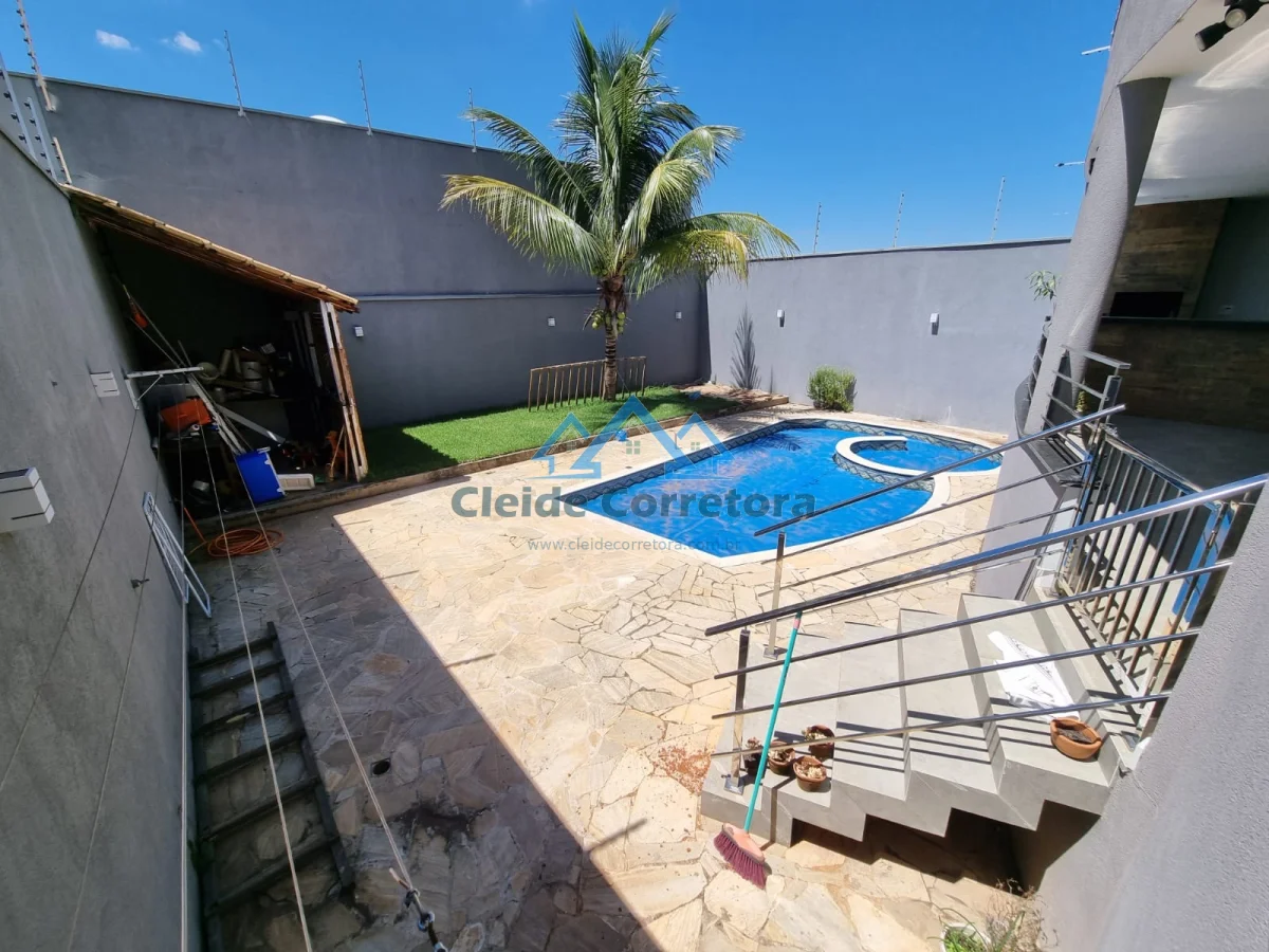 Sobrado com piscina no Jd Maria Helena