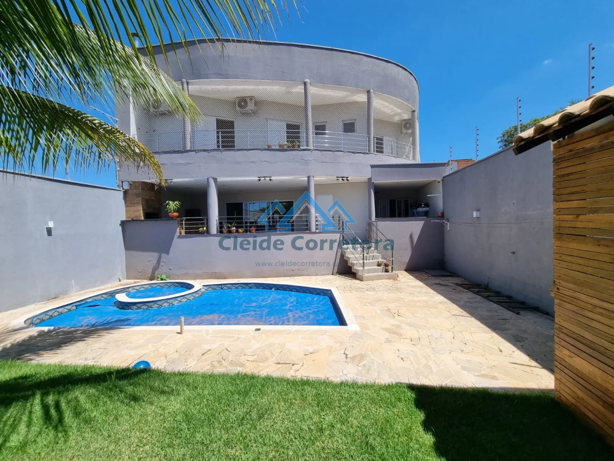 Sobrado com piscina no Jd Maria Helena