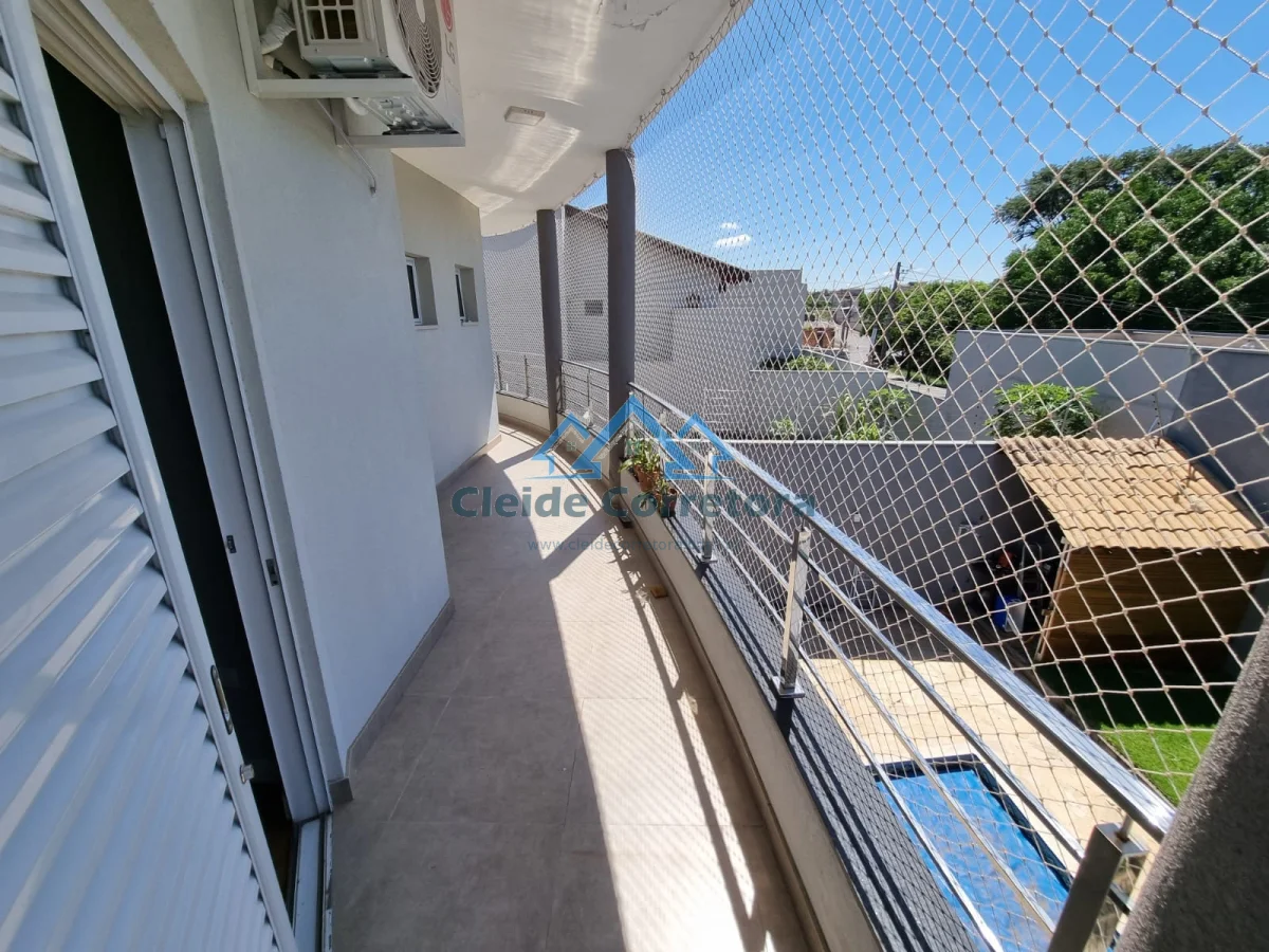 Sobrado com piscina no Jd Maria Helena