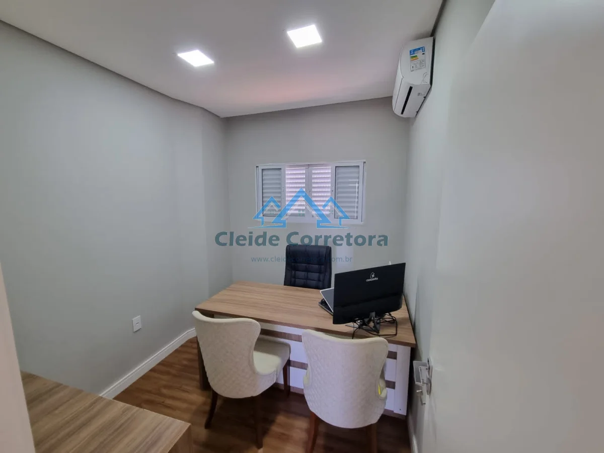 Sobrado com piscina no Jd Maria Helena