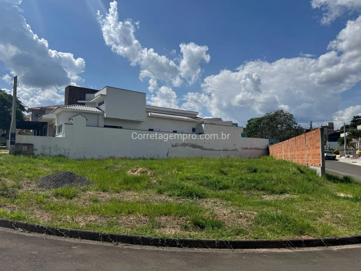 Terreno de esquina no Condomínio Reserva da Mata